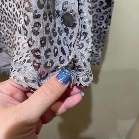 Zuda Leopard Print Metallic Long Sleeve Sweatshirt Top Silver Size Large - Picture 6 of 7